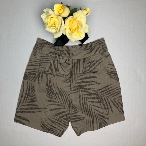 ⭐️NEW⭐️White House Black Market (WHBM) High Rise Bamboo Print Shorts - Picture 3 of 9